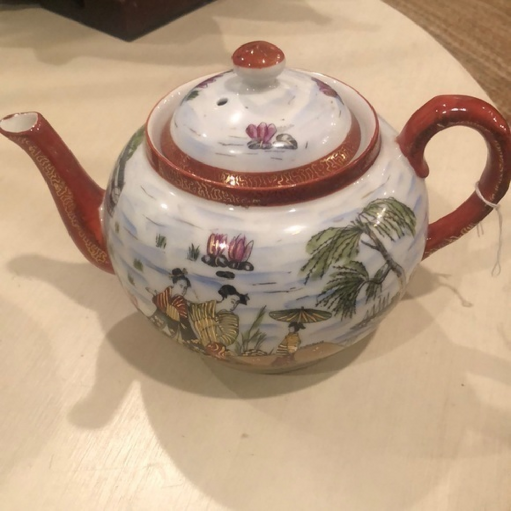 chinoiserie  teapot no‎ chips or signs of wear beautiful colors and scenery